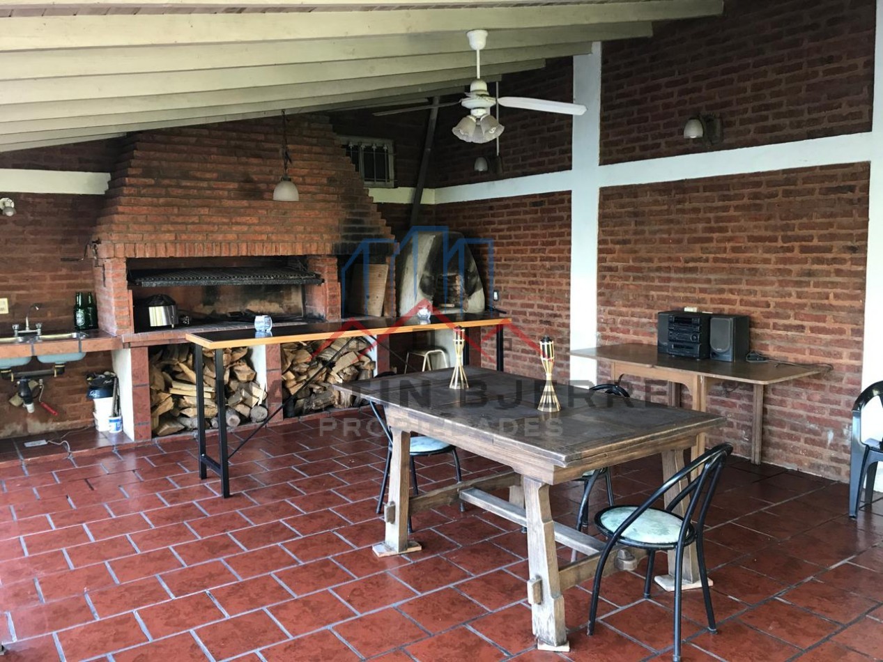 VENTA DE HERMOSA CASA  EN BARRIO PRIVADO SANTA AMELIA, VIRREY DEL PINO.