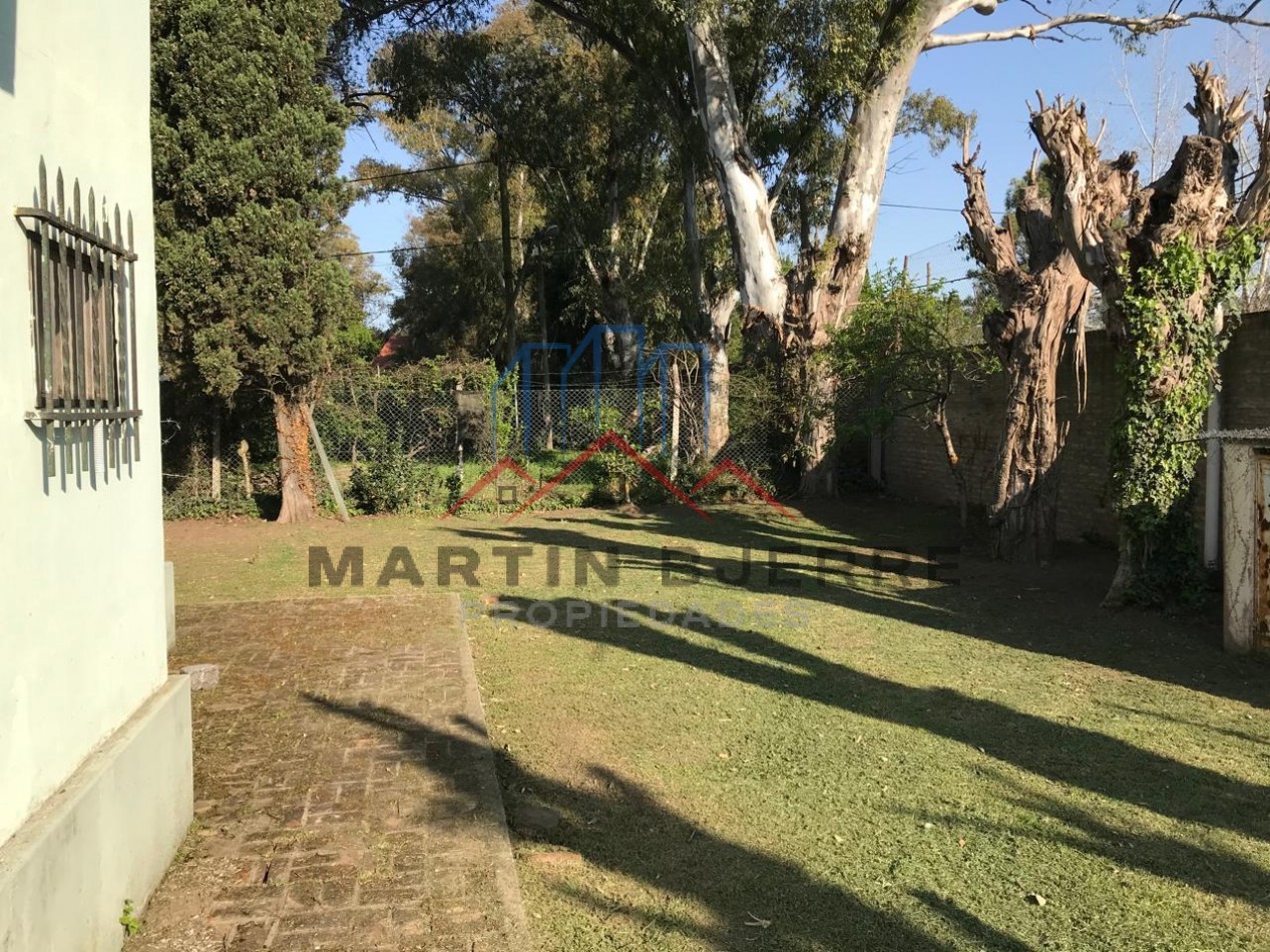 VENTA DE HERMOSA CASA  EN BARRIO PRIVADO SANTA AMELIA, VIRREY DEL PINO.