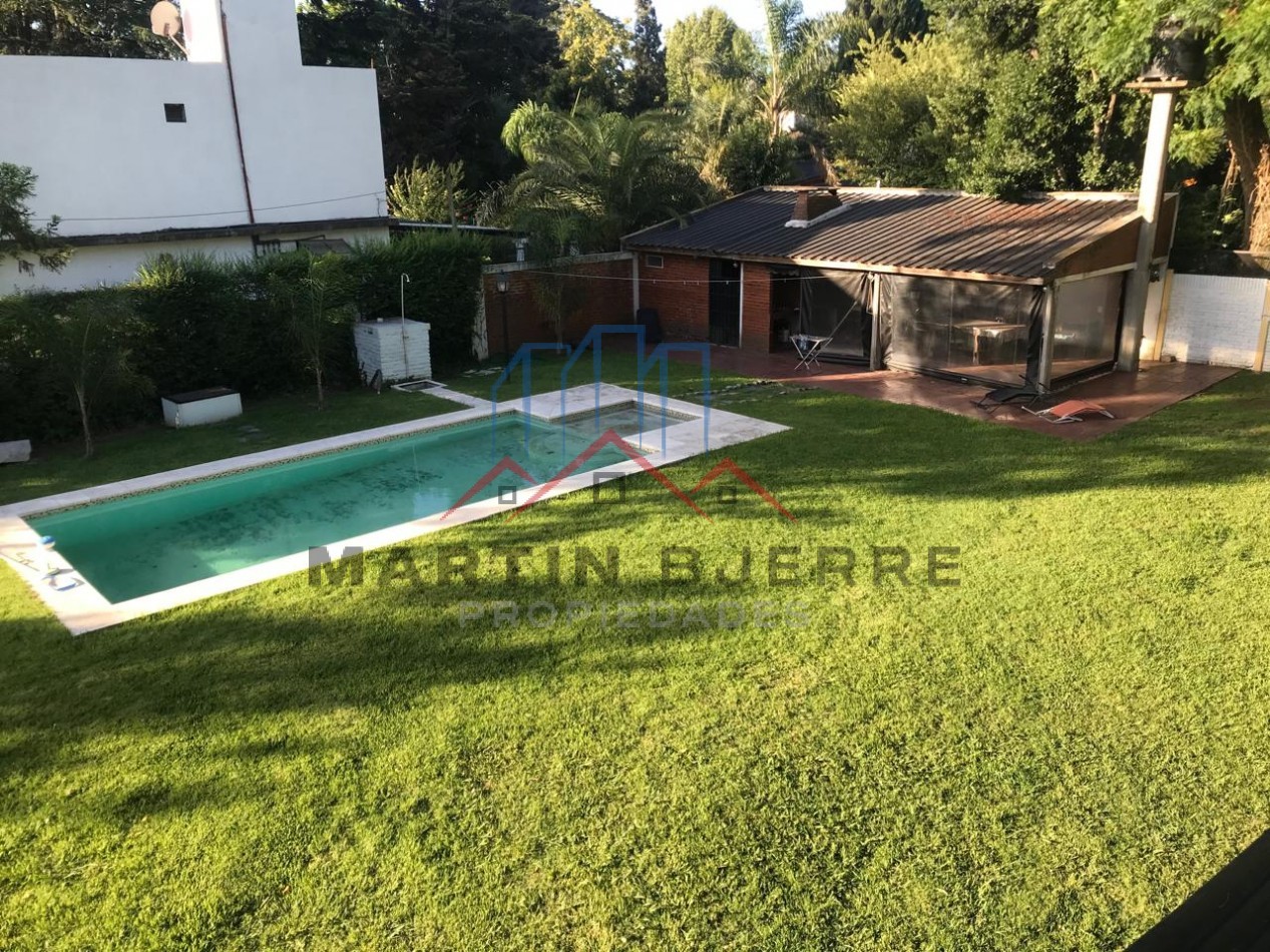 VENTA DE HERMOSA CASA  EN BARRIO PRIVADO SANTA AMELIA, VIRREY DEL PINO.