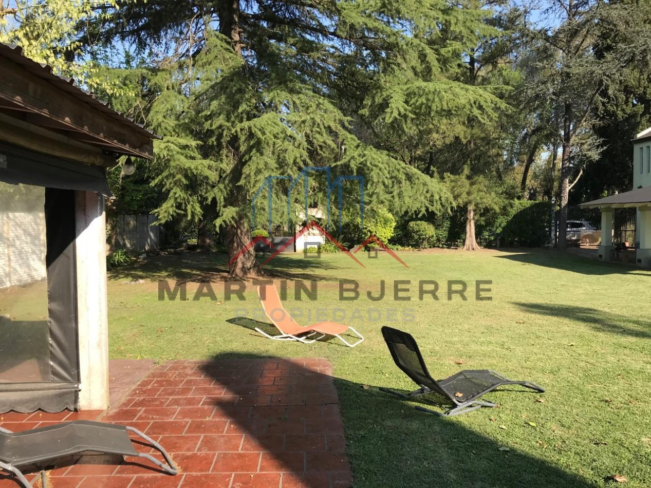 VENTA DE HERMOSA CASA  EN BARRIO PRIVADO SANTA AMELIA, VIRREY DEL PINO.