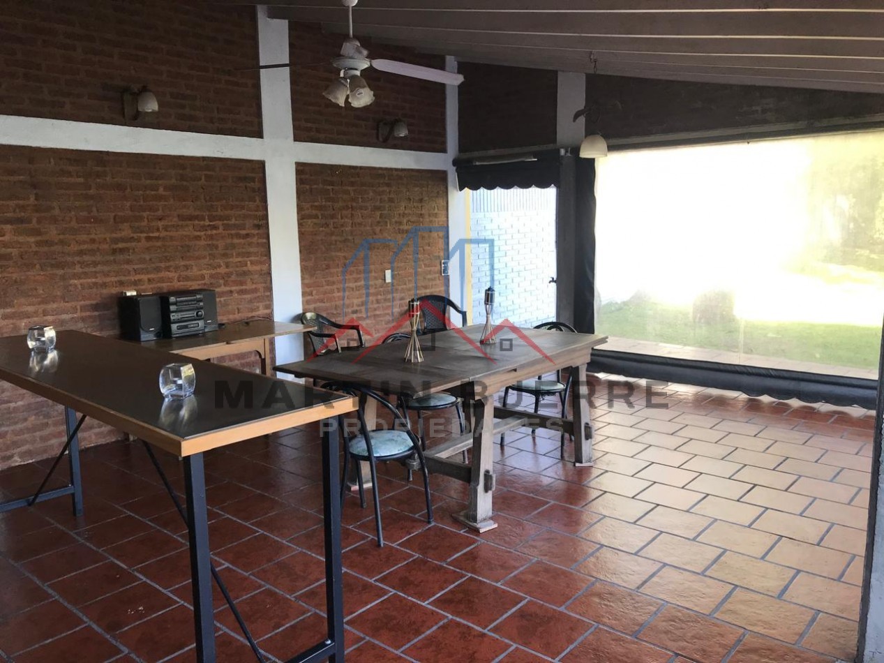 VENTA DE HERMOSA CASA  EN BARRIO PRIVADO SANTA AMELIA, VIRREY DEL PINO.