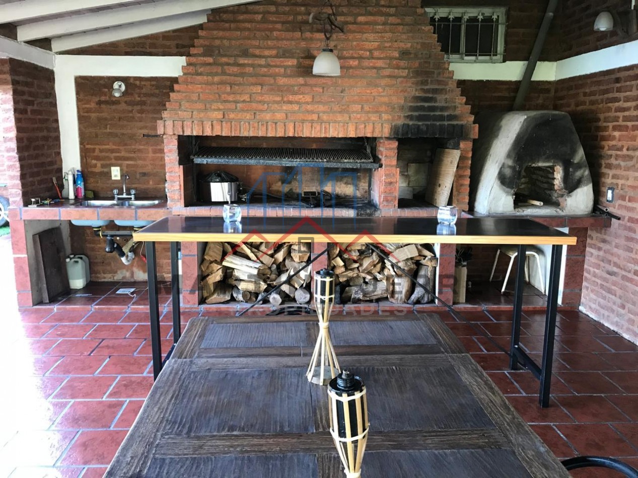 VENTA DE HERMOSA CASA  EN BARRIO PRIVADO SANTA AMELIA, VIRREY DEL PINO.