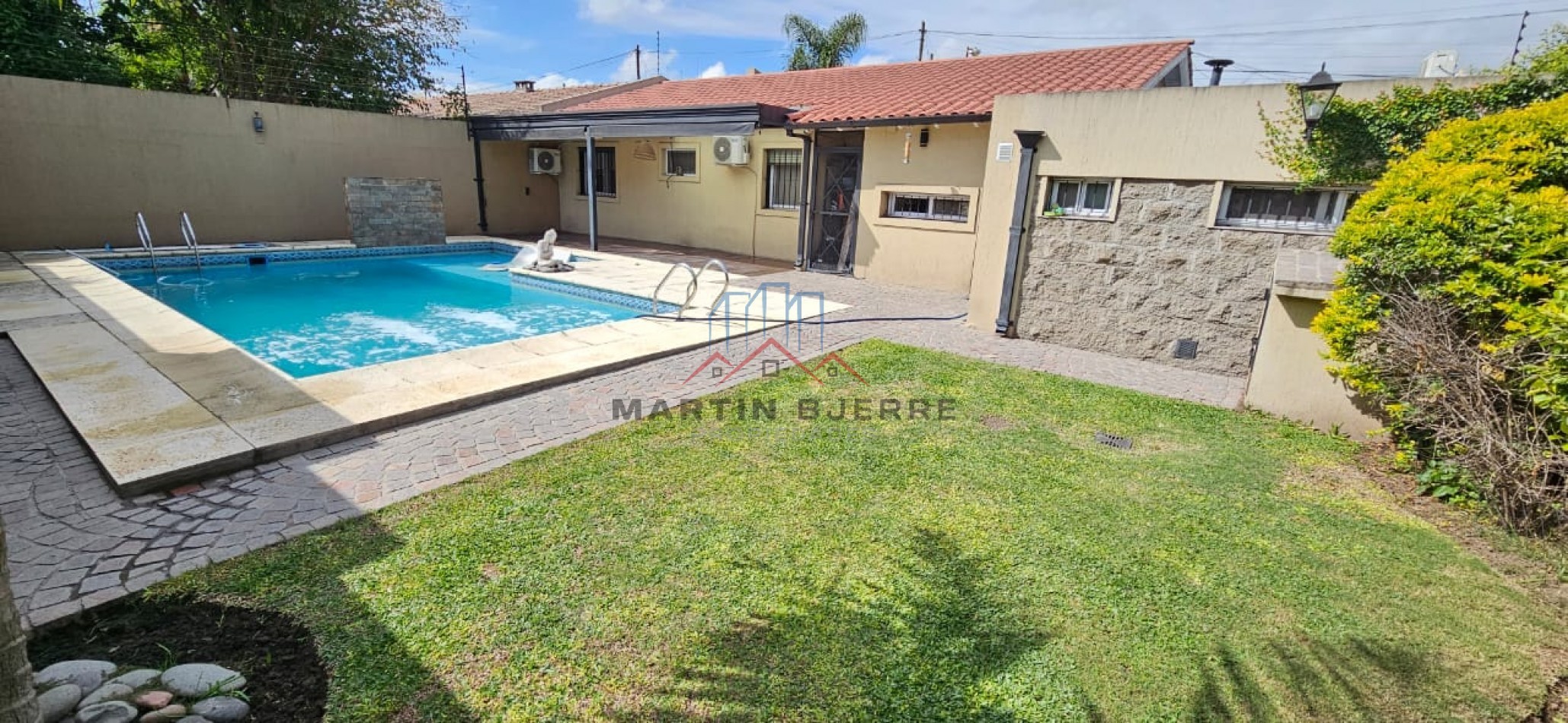 CHALET CON QUINCHO Y PISCINA EN CIUDAD EVITA. LA MATANZA.
