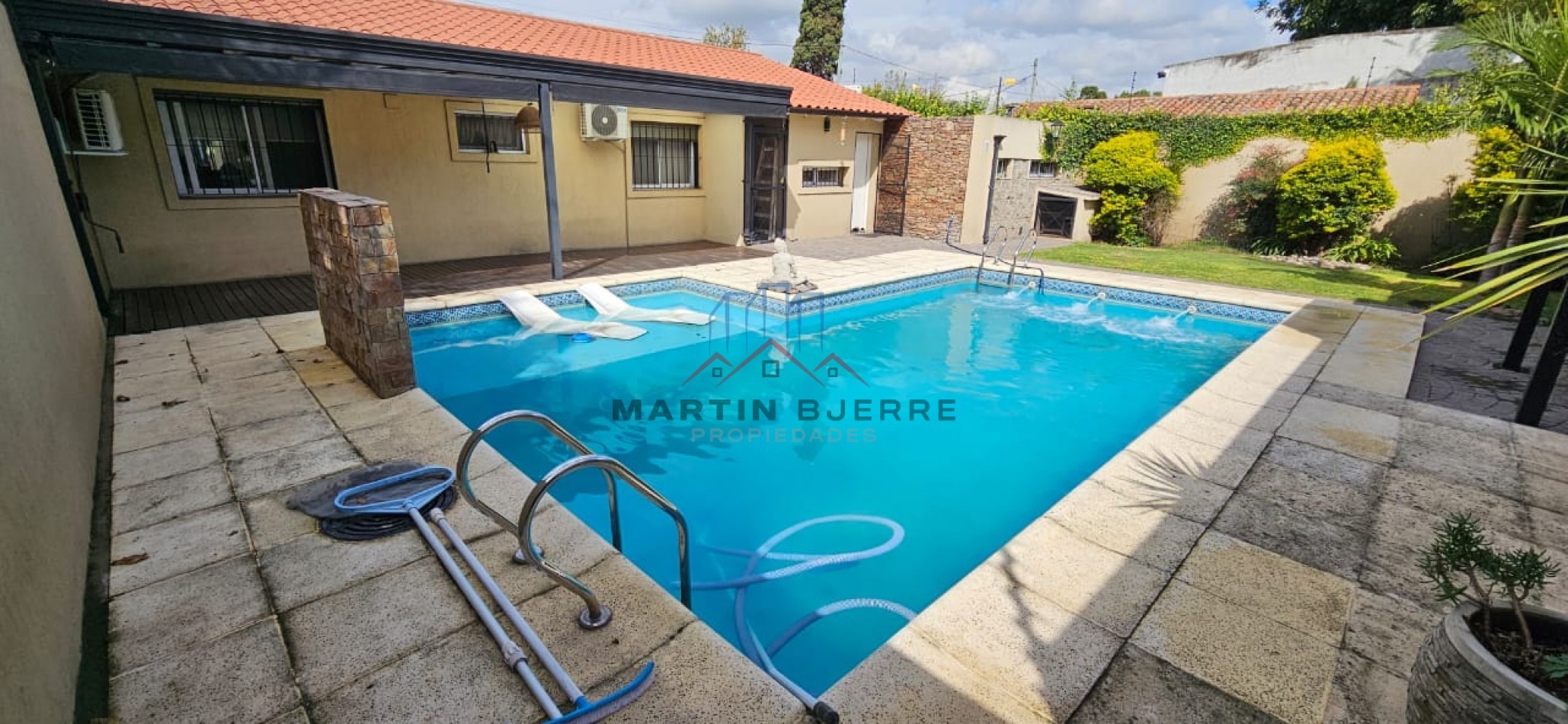 CHALET CON QUINCHO Y PISCINA EN CIUDAD EVITA. LA MATANZA.