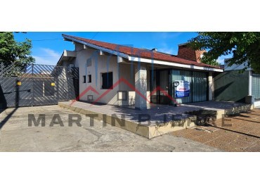 Venta Local con Oficinas y  Cochera en Ciudad Evita 